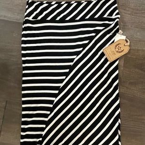089 NWT Black & White Skirt